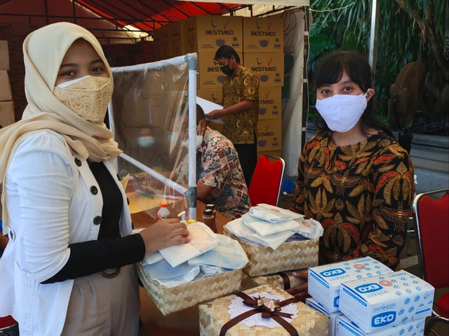 Fildza ketika menyerahkan donasi masker kain ke Balai Kota Surabaya.