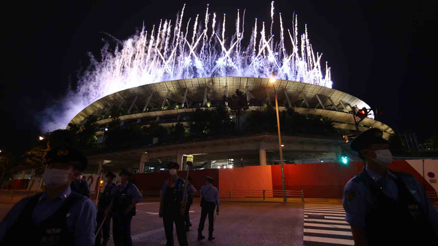 Kembang api pada pembukaan Olimpiade Tokyo 2020 di Olympic Stadium, Tokyo, Jepang, 23 Juli 2021. Foto: Issei Kato/REUTERS