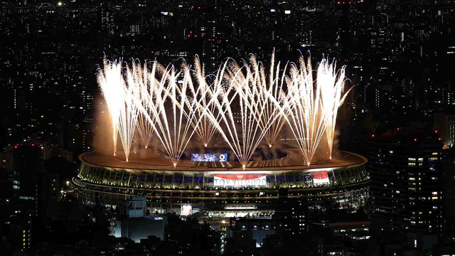 Kembang api pada pembukaan Olimpiade Tokyo 2020 di Olympic Stadium, Tokyo, Jepang, 23 Juli 2021. Foto: REUTERS/Kim Kyung-Hoon