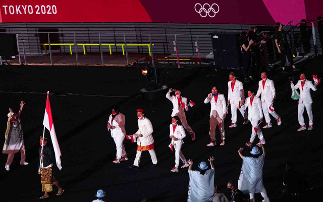 Kontingen Indonesia mengikuti defile dalam pembukaan Olimpiade Tokyo 2020 di Stadion Nasional Jepang,Tokyo, Jepang, Jumat (23/7/2021). Foto: Sigid Kurniawan/ANTARA FOTO