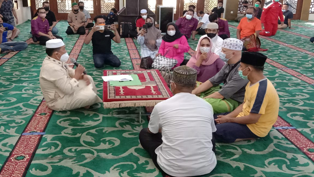 BULE asal Belgia, Davy van England saat hendak mengucapkan kalimat syahadat didampingi perempuan pujaan hatinya di Masjid Al Falah Darul Muttaqien, Jalan Sumatera, Pekanbaru, Kamis (23/7/2021). 
