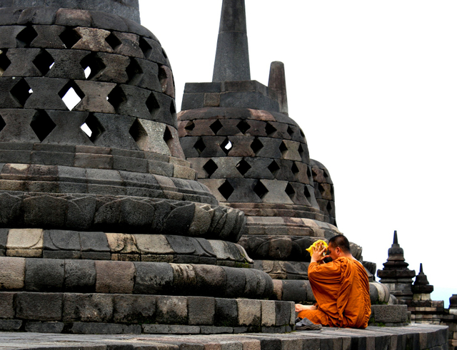 Seorang bhikkhu sedang puja bakti di Candi Borobudur. Sumber https://pixabay.com/id/photos/budha-sembayang-biksu-198577/