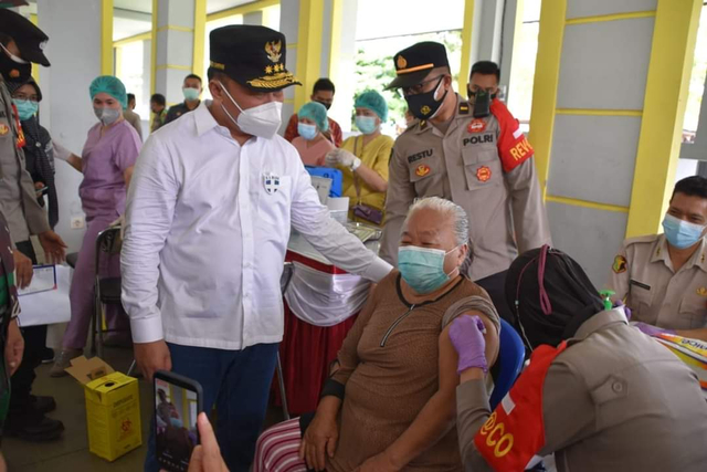 Vaksinasi lansia di Kalteng yang disaksikan langsung oleh Gubernur Kalteng Sugianto Sabran.