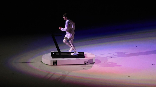 Pelari treadmill saat pembukaan Olimpiade 2020 Tokyo. Foto: Marko Djurica/REUTERS
