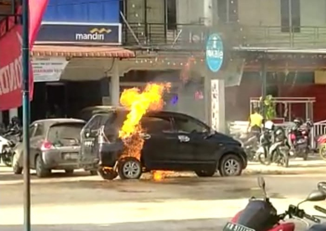 Toyota Avanza hitam terbakar. Foto: Dok. Istimewa