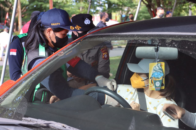 Pengendara mobil di Palangka Raya saat menerima vaksin.