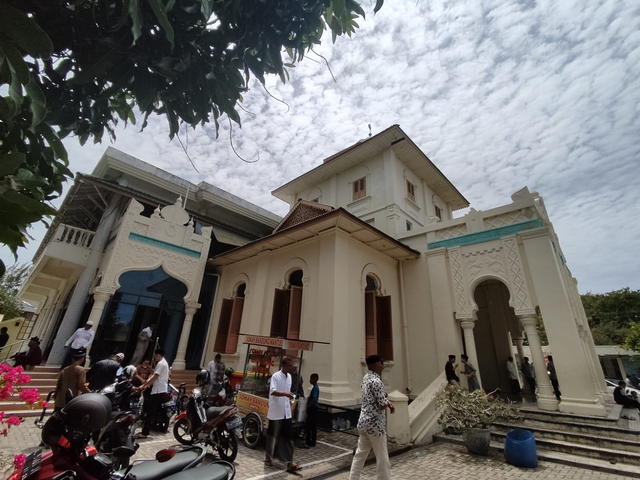 Foto: Salat Jumat di Masjid Ulee Lheu, Tempat Bersejarah di Banda Aceh (743703)