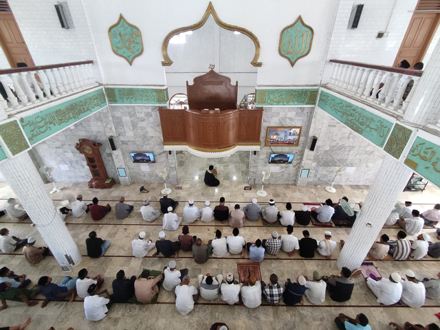 Foto: Salat Jumat di Masjid Ulee Lheu, Tempat Bersejarah di Banda Aceh (743704)