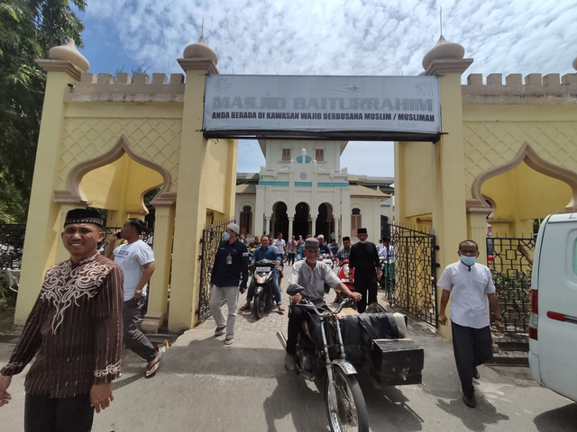 Foto: Salat Jumat di Masjid Ulee Lheu, Tempat Bersejarah di Banda Aceh (743705)