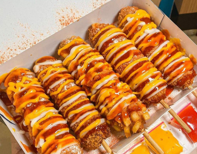 Mencicipi Cheon Korean Hotdog, Camilan Viral dari Korea Selatan (1054086)