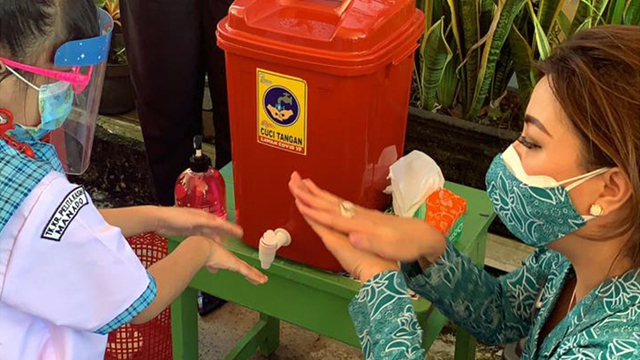 Ketua TP PKK Kota Manado, Irene Angouw Pinontoan, mengajarkan cara mencuci tangan yang baik untuk anak-anak PAUD Pelita Kasih