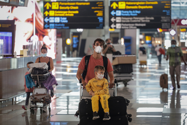 Warga Negara Asing (WNA) berjalan di area Terminal 3 Bandara Internasional Soekarno Hatta, Tangerang, Banten, Jumat (23/7/2021). Foto: Fauzan/Antara Foto