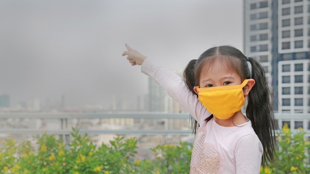 Ilustrasi anak dan polusi udara. Foto: Shutter Stock