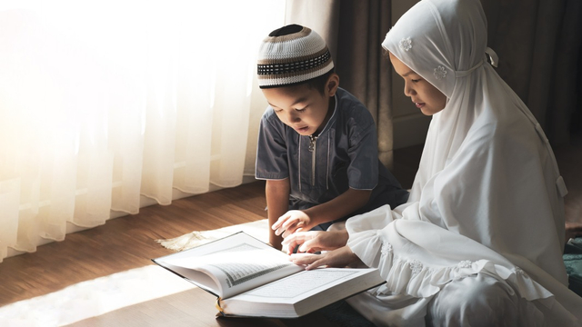 Ilustrasi anak Islam membaca Al-Quran. Foto: Shutter Stock