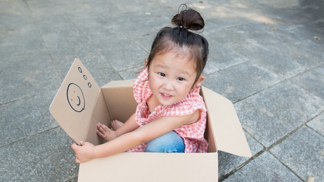 Ilustrasi anak main kardus. Foto: Shutter Stock