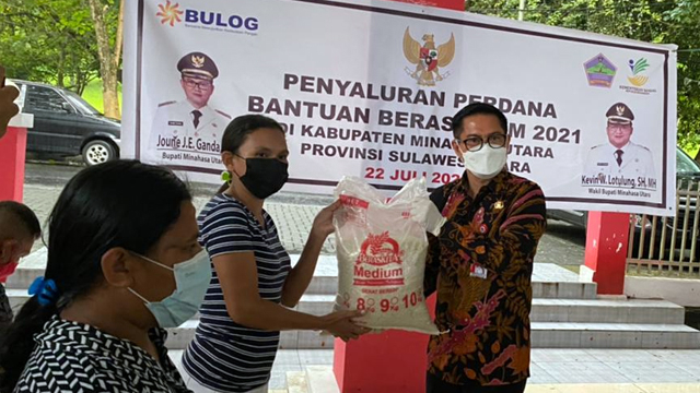 Bupati Minut, Joune Ganda, menyerahkan bantuan beras dari Bulog untuk masyarakat di Kabupaten Minut, yang terdampak adanya PPKM