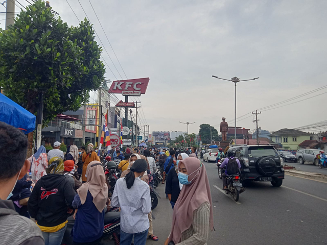 Antrean masyarakat yang ingin mendapatkan vaksinasi di depan Gerai Pizza Hut Jalan ZA Pagar Alam Bandar Lampung, Sabtu (24/7) | Foto : Sidik Aryono/Lampung Geh