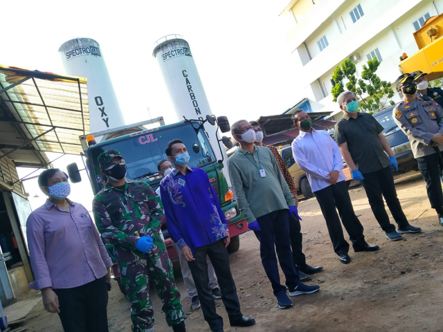 Sutarmidji dalam penyerahan ISO tank oksigen dari Malaysia yang tiba di Pontianak. Foto: Lydia Salsabilla/Hi!Pontianak