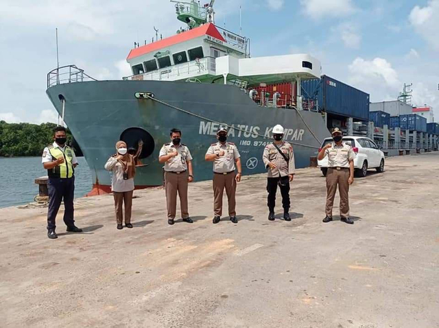 MV Meratus Kampar sesaat sebelum meninggalkan Pelabuhan Sri Bayintan menuju Pekanbaru. (Foto: Ari/batamnews)