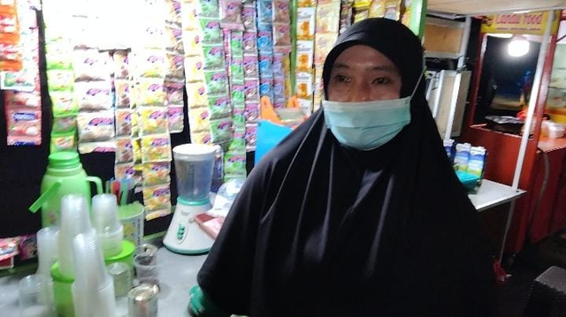 Isak Tangis Maya Terima Bantuan Sembako Saat PPKM Level 4 (1)