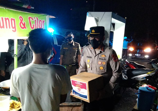 Isak Tangis Maya Terima Bantuan Sembako Saat PPKM Level 4 (2)