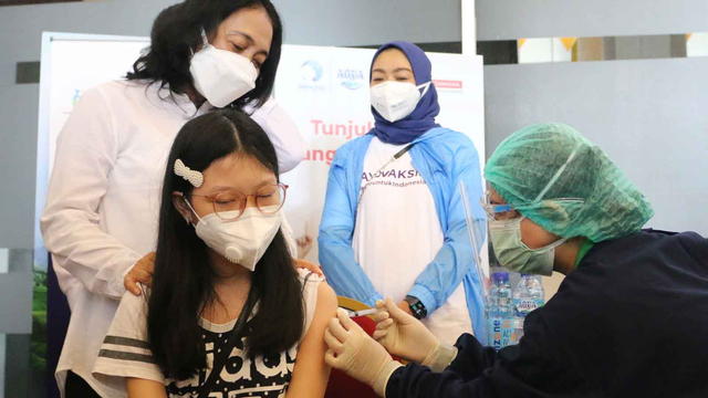Seorang anak didampingi saat menerima vaksin COVID-19 Sinovac di Sentra Vaksinasi COVID-19 khusus anak di Taman Impian Jaya Ancol, Jakarta, Sabtu (24/7/2021). Foto: kumparan