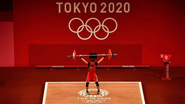 Lifter putri Indonesia Windy Cantika Aisah melakukan angkatan snatch dalam kelas 49 Kg Putri Grup A Olimpiade Tokyo 2020 di Tokyo International Forum, Tokyo, Jepang, Sabtu (24/7/2021). Foto: Sigid Kurniawan/ANTARA FOTO