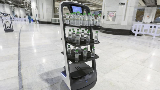 Robot distribusi botol air Zamzam. Foto: AFP