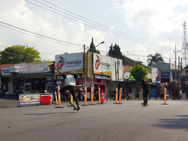 Bermain skateboard dengan memanfaatkan sepinya Jalan Gajah Mada di sisi utara Alun-alun Kota Batu. Foto: M Sholeh