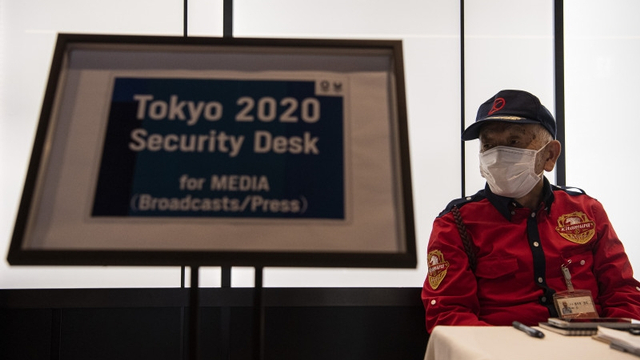 Petugas keamanan berjaga di salah satu hotel tempat menginap jurnalis peliput Olimpiade Tokyo di Shinjuku, Tokyo, Jepang, Senin (19/7/2021). Foto: Sigid Kurniawan/Antara Foto