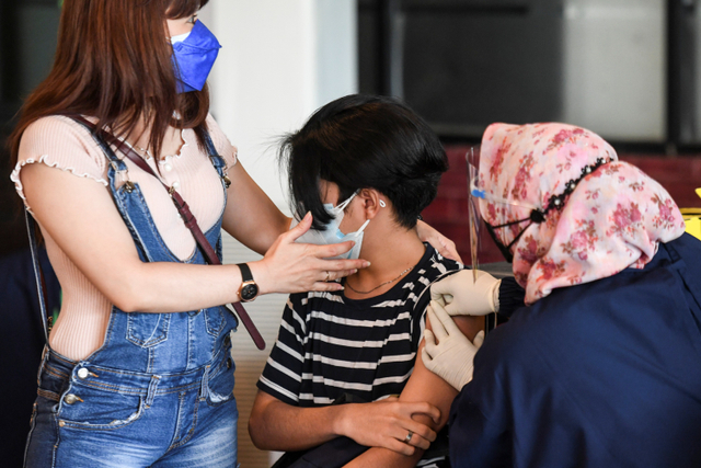 Seorang anak menerima vaksin COVID-19 Sinovac di Sentra Vaksinasi COVID-19 khusus anak di Taman Impian Jaya Ancol, Jakarta, Sabtu (24/7).  Foto: Hafidz Mubarak A/ANTARA FOTO