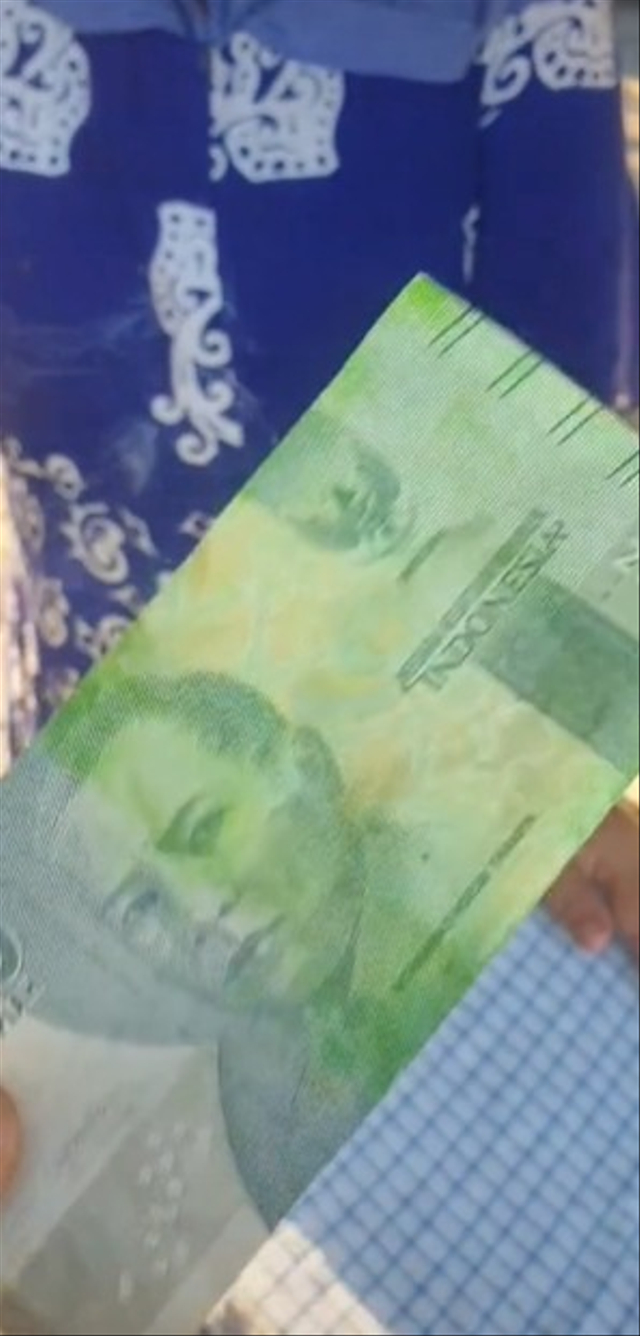 Modus uang Rp 2 ribu dicat hijau jadi seperti Rp 20 ribu. Foto: TikTok/@ scott.cuks