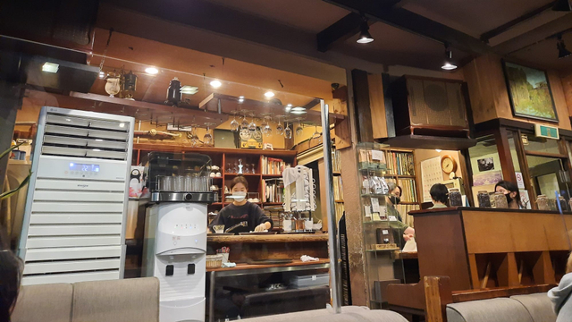 Kedai kopi tua, saksi beragam kisah di Seoul, Korea Selatan. Foto: Khiththati/acehkini 