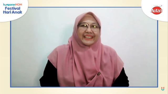 Inge Ariani Safitri, Founder Komunitas Kumpul Dongeng Surabaya di Festival Hari Anak Foto: kumparan