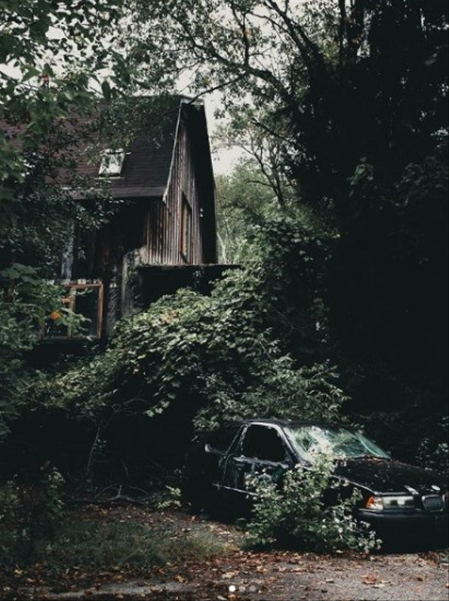 Viral sebuah rumah mewah nan mengerikan di Amerika Serikat ditinggalkan begitu saja oleh pemiliknya sejak 2009 lalu. (Foto: Instagram@skeezy.explores)