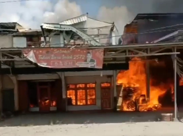 Rumah Anggota DPRD di Kalbar Ludes Terbakar (9861)