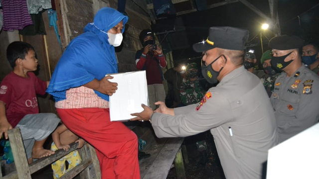 Polisi menyerahkan paket sembako ke warga terdampak PPKM akibat pandemi COVID-19 di Simeulue, Aceh. Foto: Dok. Polres Simeulue