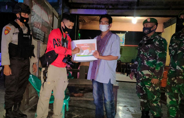 Polisi Bagi 50 Paket Sembako ke Warga Terdampak PPKM di Simeulue, Aceh (92213)