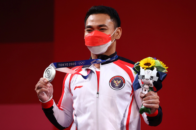Lifter putra Indonesia Eko Yuli Irawan meraih medali perak pada kelas 61 Kg Putra Grup A Olimpiade Tokyo 2020 di Tokyo International Forum, Tokyo, Jepang, Minggu (25/7).  Foto: Edgard Garrido/REUTERS