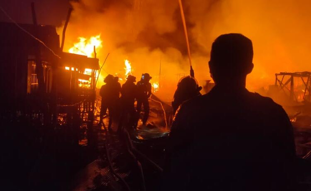 Kobaran api yang menghanguskan puluhan rumah di Palangka Raya.