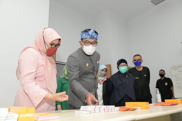 Gubernur Jabar Ridwan Kamil saat mengecek pengemasan paket obat dan vitamin untuk pasien COVID-19 yang isoman. (Foto: Biro Adpim Jabar)
