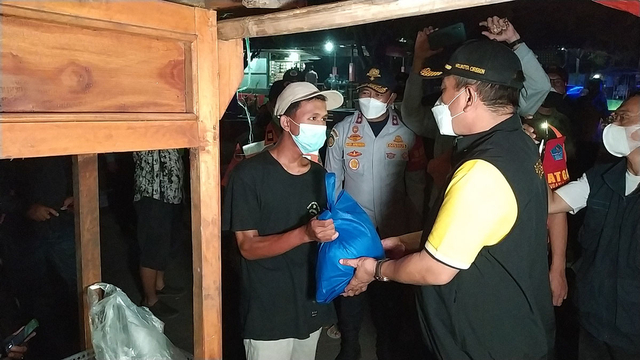 Wali Kota Cirebon, Nashrudin Azis saat membagikan bantuan paket sembako kepada PKL di sela razia PPKM. FOTO: Anatasya/CIREMAITODAY