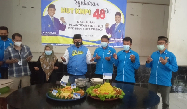 Jajaran DPD KNPI Kota Cirebon merayakan HUT ke-48 KNPI dengan potong nasi tumpeng. FOTO: Anatasya/CIREMAITODAY