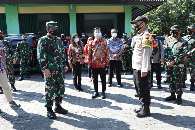 Panglima TNI Kembali Sambangi Solo Tengok Isolasi Pasien Corona, Disambut Gibran (957701)