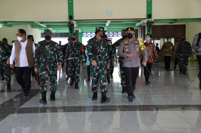 Panglima TNI Kembali Sambangi Solo Tengok Isolasi Pasien Corona, Disambut Gibran (957699)