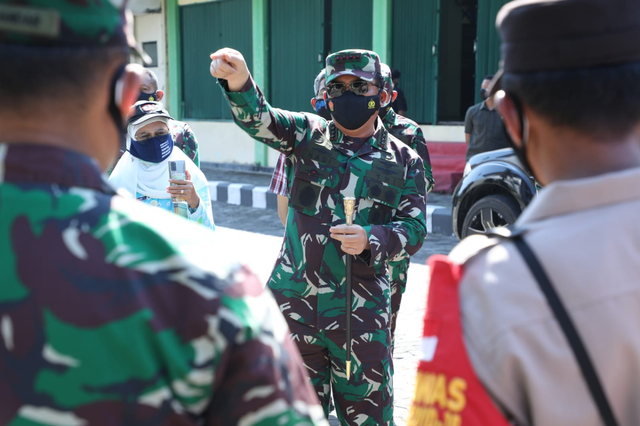 Panglima TNI Kembali Sambangi Solo Tengok Isolasi Pasien Corona, Disambut Gibran (957703)