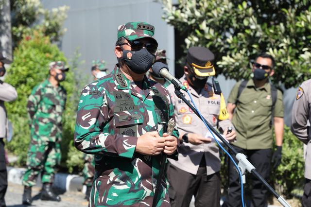 Panglima TNI Kembali Sambangi Solo Tengok Isolasi Pasien Corona, Disambut Gibran (957702)