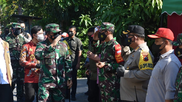 Panglima TNI Marsekal Hadi Tjahjanto mengunjungi tempat isolasi terpusat yang dikelola oleh Pemerintah Kota Solo di SD Negeri Panularan.