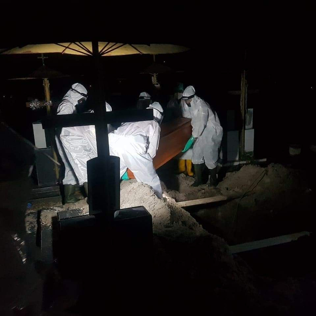 Proses penguburan salah satu pasien corona di Kalteng beberapa waktu lalu. (FOTO: Dokumen Polda Kalteng).