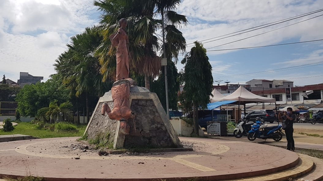 Patung tani di Wonomulyo, Polewali Mandar, Sulawesi Barat, dirusak pria yang diduga mengalami gangguan jiwa. Foto: Dok. Istimewa
